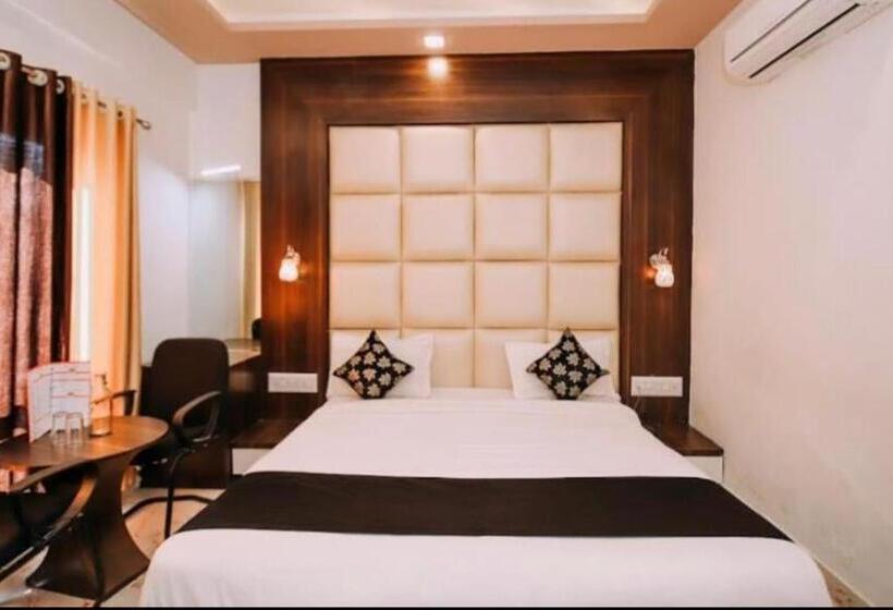 فندق Mangal Residency Rooftop Pool