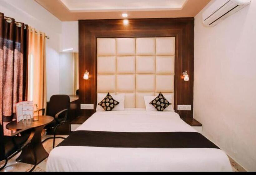 فندق Mangal Residency Rooftop Pool