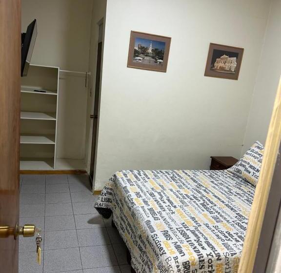 بنسيون Hostal Obispo Labbé