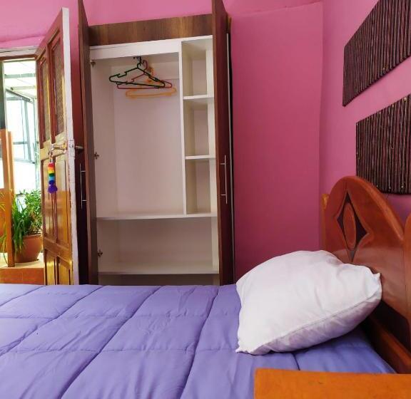 تختخواب و صبحانه Yllari S Inn