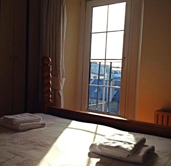 민박 Cashel Town Center Inn