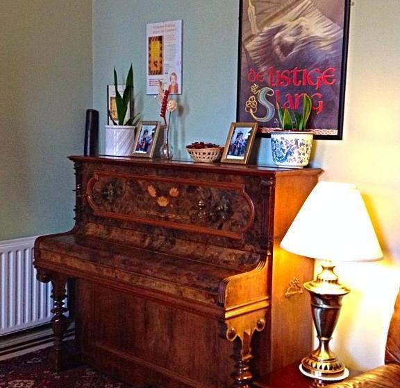 민박 Cashel Town Center Inn