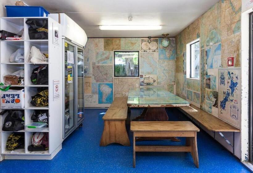 旅馆 Around The World Backpackers