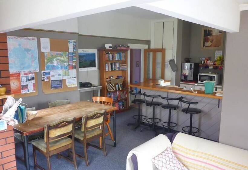 Общежитие Bon Accord Backpackers