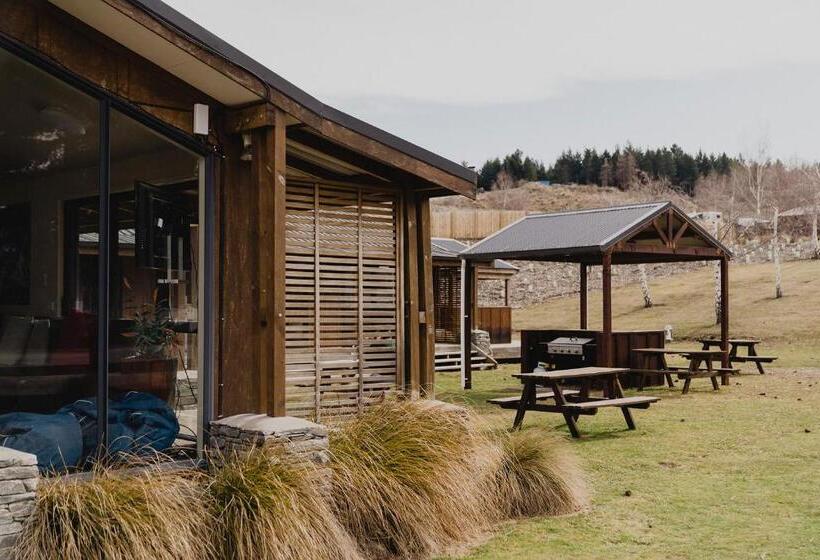 הוסטל Lakes Edge Lodge