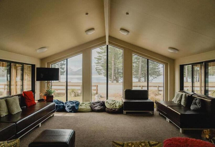 הוסטל Lakes Edge Lodge