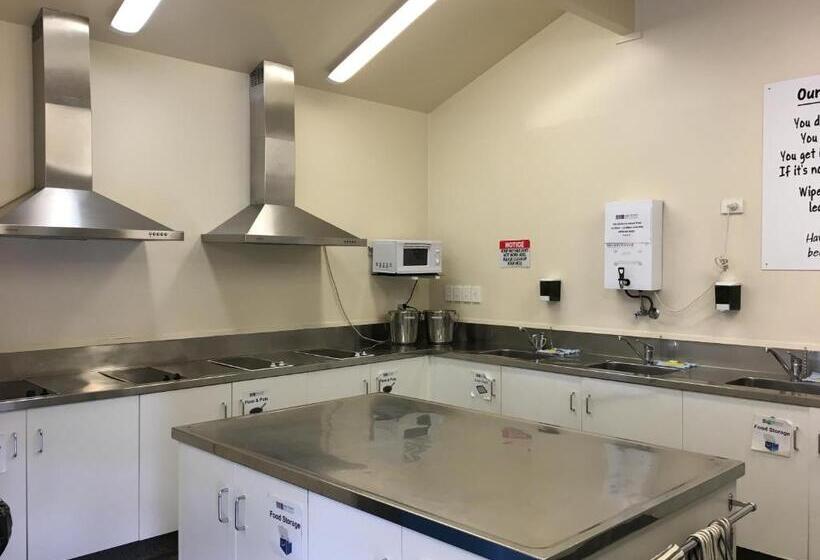 הוסטל Lakes Edge Lodge