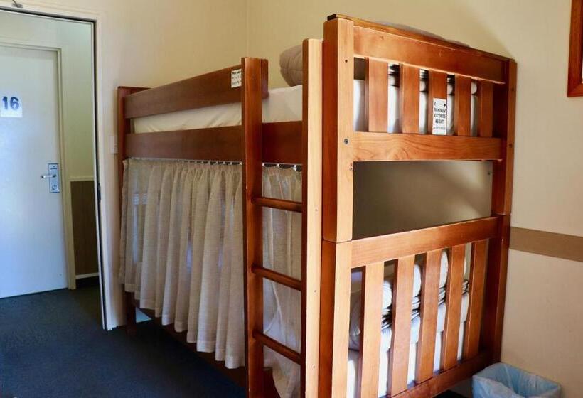 הוסטל Lakes Edge Lodge