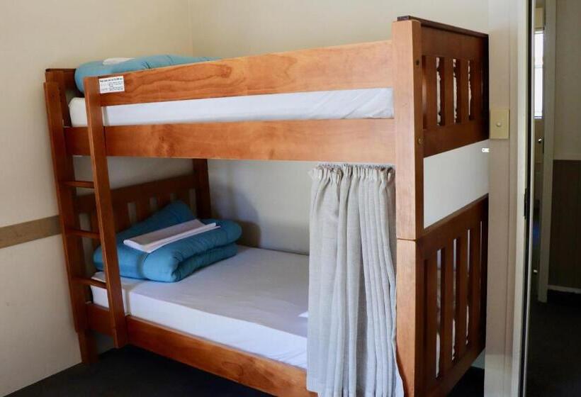 הוסטל Lakes Edge Lodge