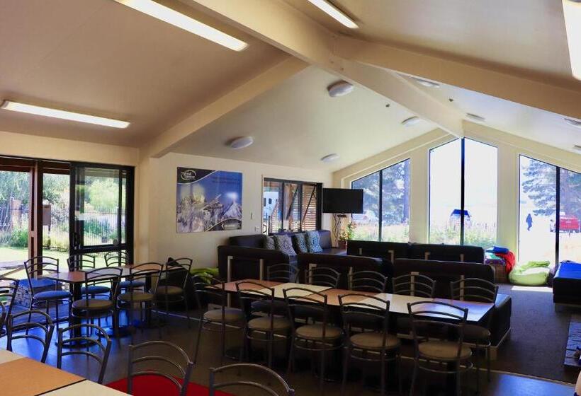 הוסטל Lakes Edge Lodge