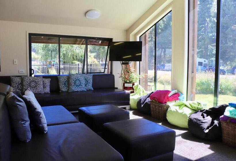 הוסטל Lakes Edge Lodge