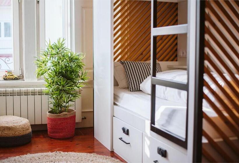 הוסטל The Salty Pelican Beach Retreat