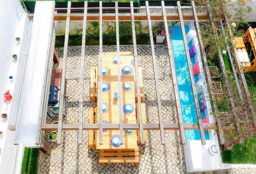 הוסטל The Salty Pelican Beach Retreat