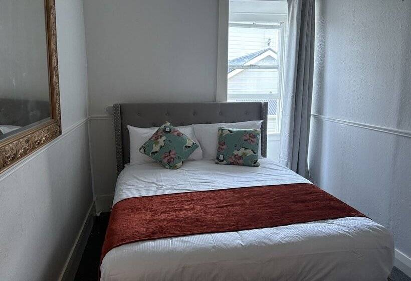 Общежитие Worldwide Backpackers