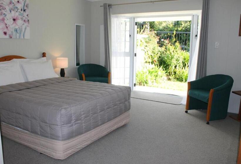 Ash Grove Boutique Motel