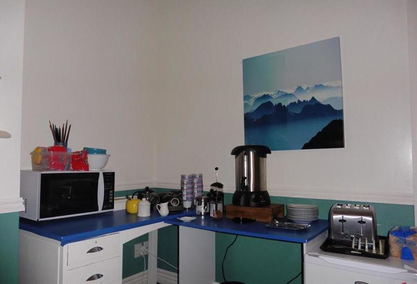 تختخواب و صبحانه Ace Accommodation