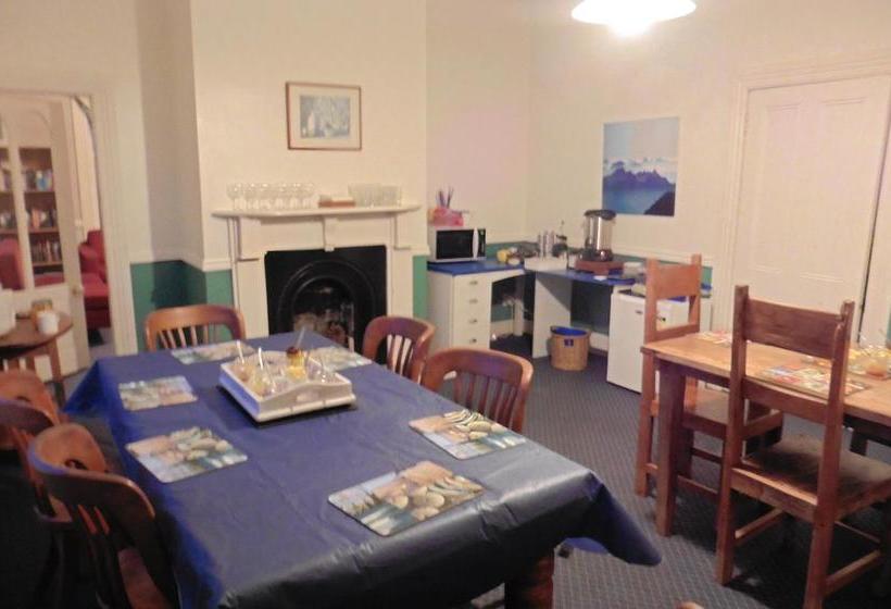 تختخواب و صبحانه Ace Accommodation