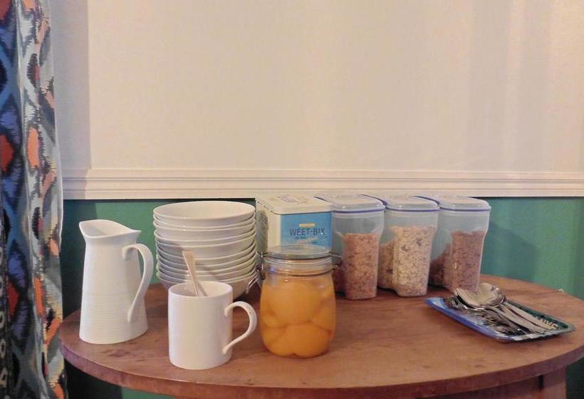 تختخواب و صبحانه Ace Accommodation