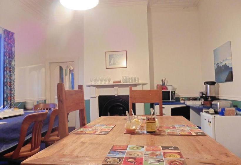 تختخواب و صبحانه Ace Accommodation