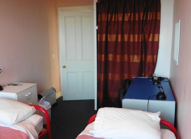 تختخواب و صبحانه Ace Accommodation