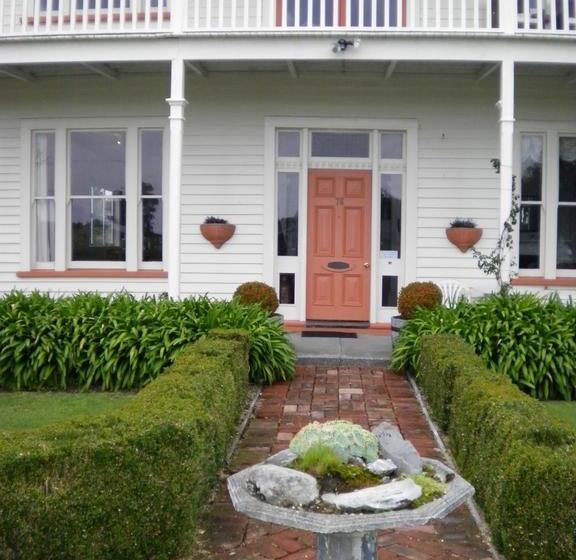 تختخواب و صبحانه Ace Accommodation