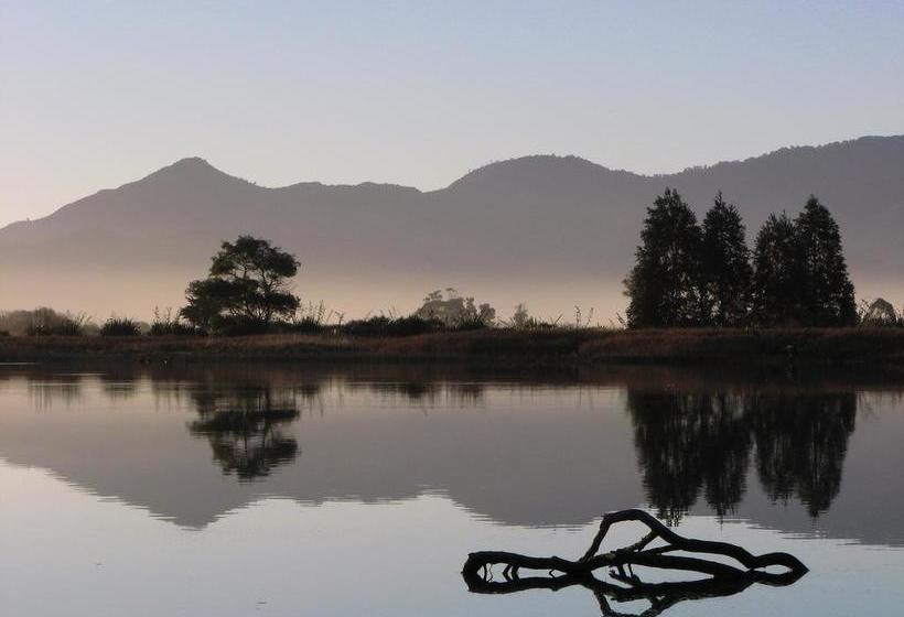 تختخواب و صبحانه Misty River Retreat