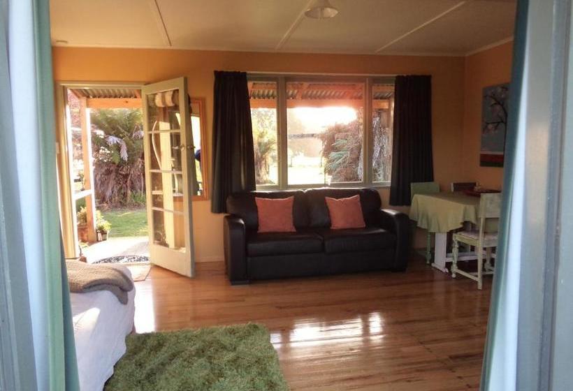 Bed and Breakfast Earthsounds Country Cottage