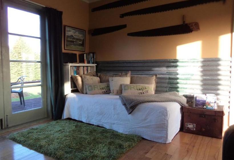 Bed and Breakfast Earthsounds Country Cottage