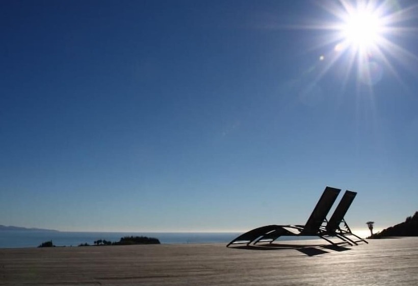 تختخواب و صبحانه Parautane Lodge