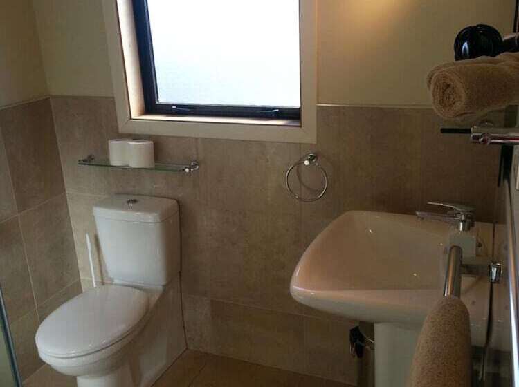 تختخواب و صبحانه Parautane Lodge