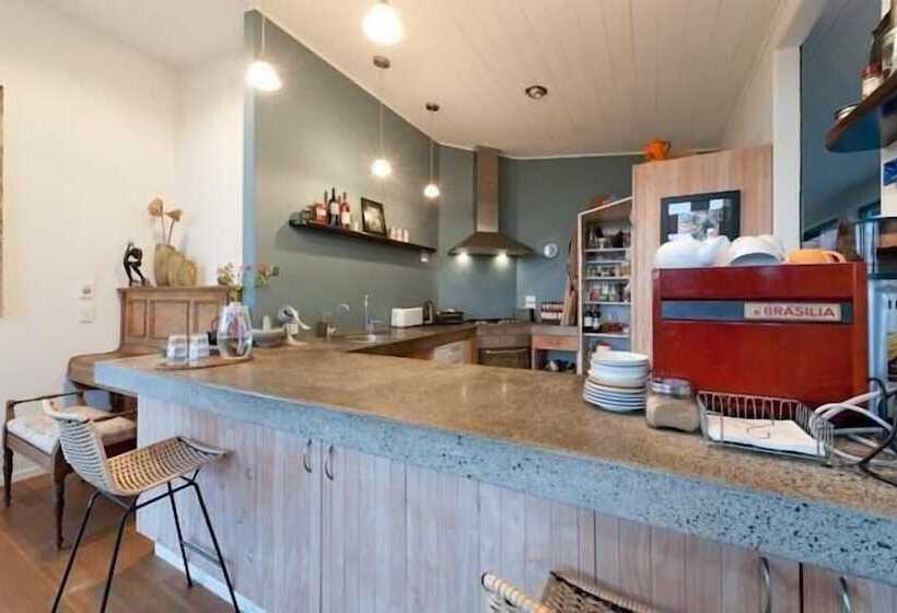 تختخواب و صبحانه Stone Store Lodge