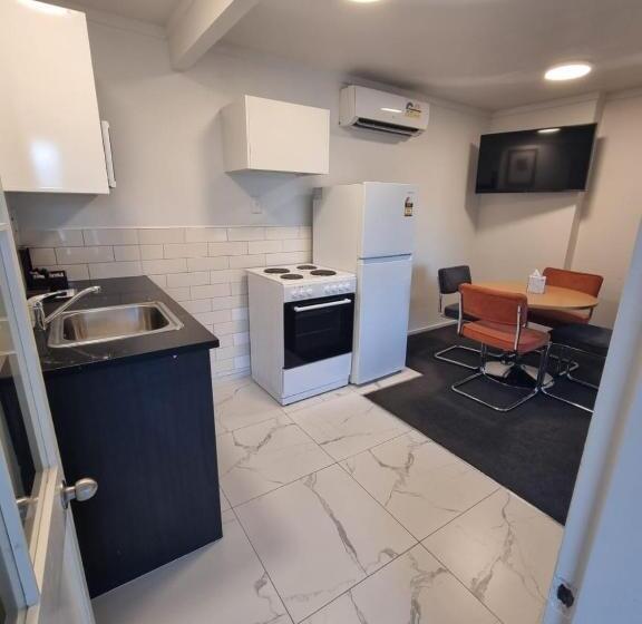 Lakeview Colonial Motel