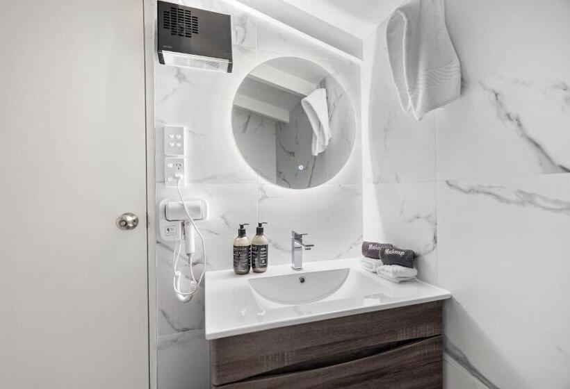 Lakeview Colonial Motel