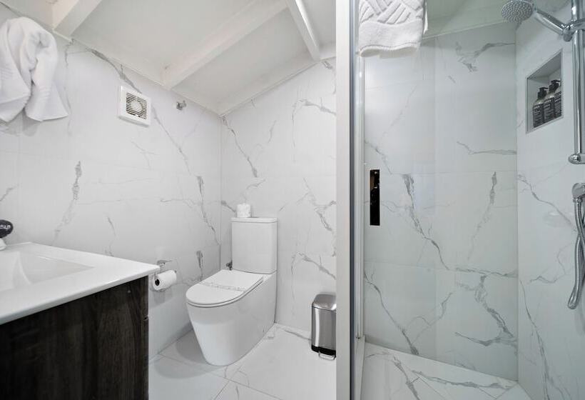 Lakeview Colonial Motel