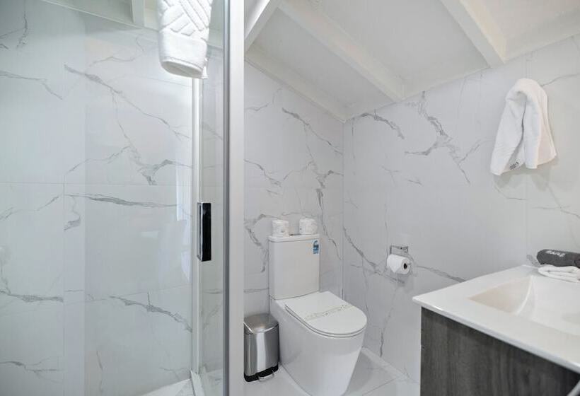 Lakeview Colonial Motel