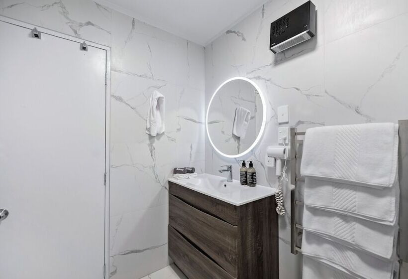 Lakeview Colonial Motel