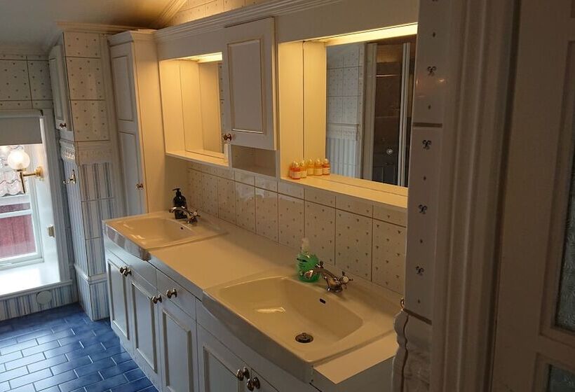 Garvaregården Hotel , B&b Och Café