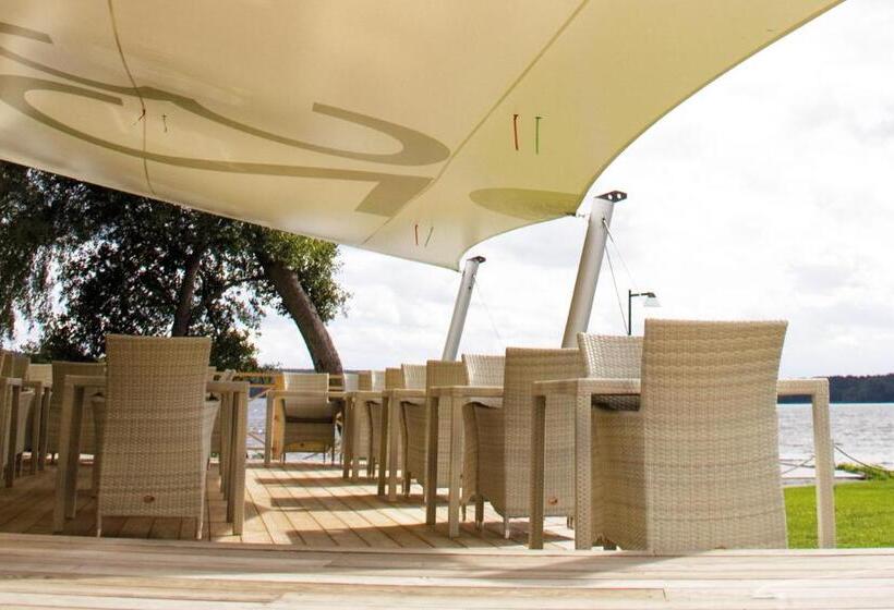 ホテル 32 Rum & Kök