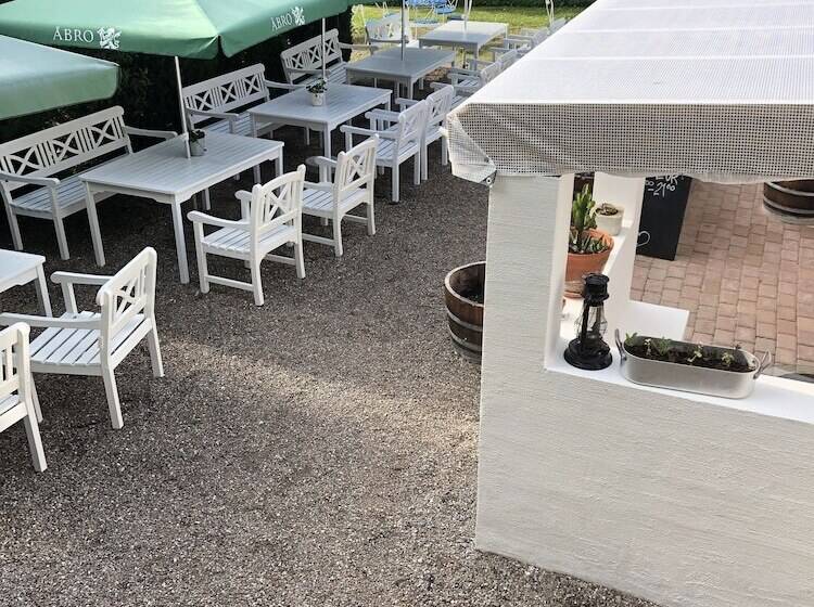 Отель Skivarps Gästgivaregård