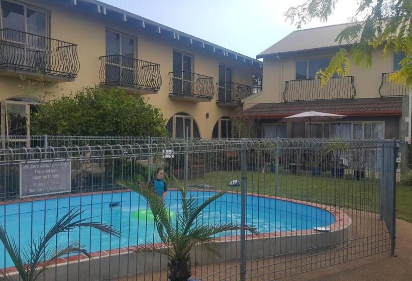 מוטל 299 On Devon West