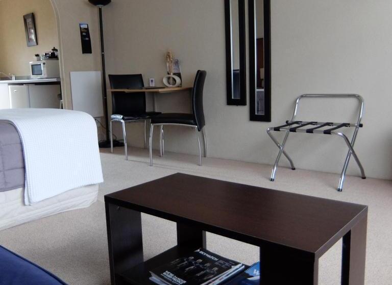 מוטל 299 On Devon West