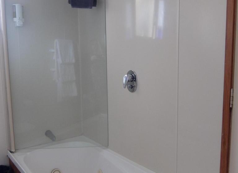 מוטל 299 On Devon West