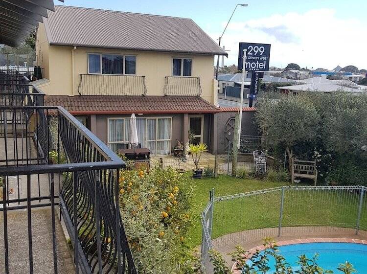 مُتل 299 On Devon West