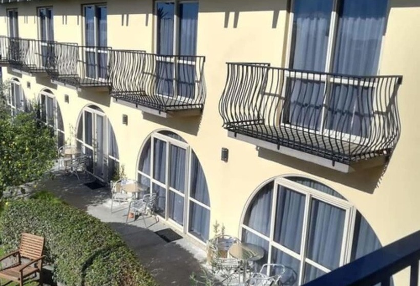 מוטל 299 On Devon West