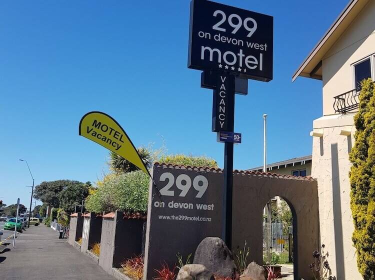 מוטל 299 On Devon West