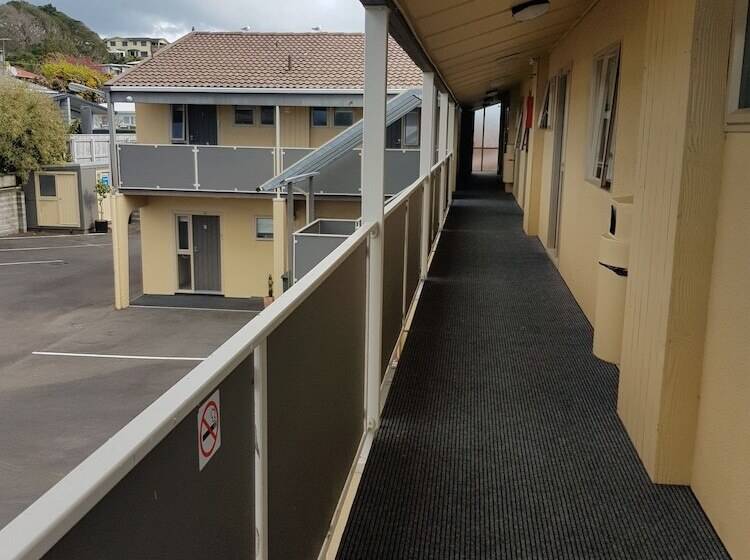 מוטל 299 On Devon West