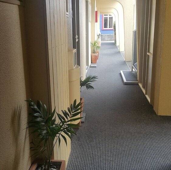 מוטל 299 On Devon West