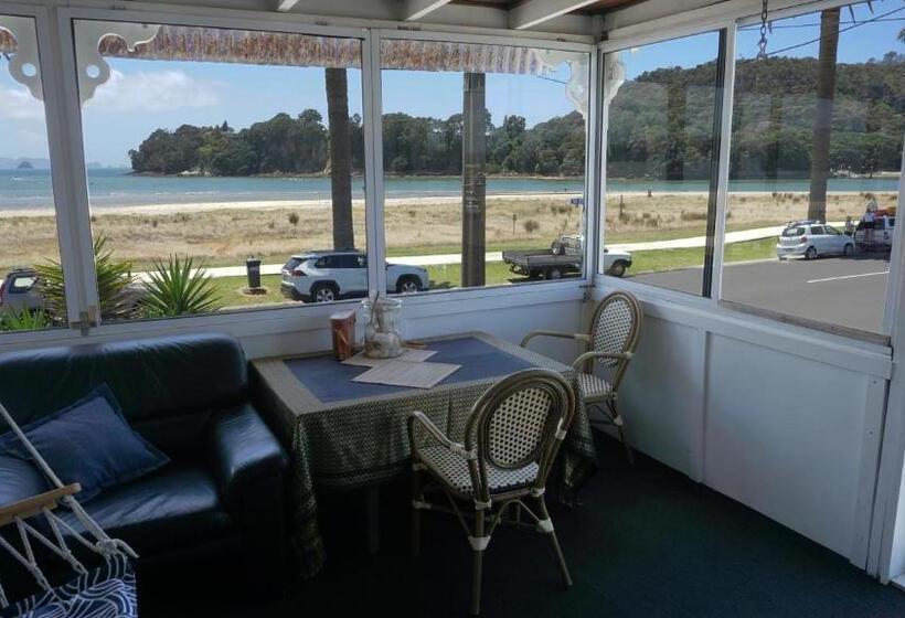 Мотель Nana Glads Beachfront Accommodation