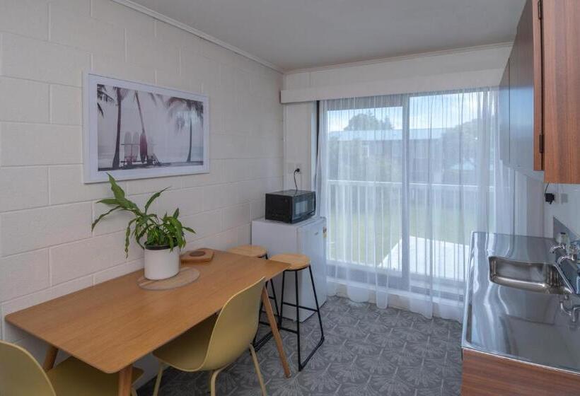 Whispering Sands Beachfront Motel