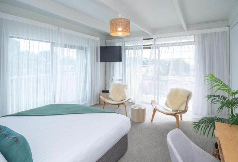 Whispering Sands Beachfront Motel